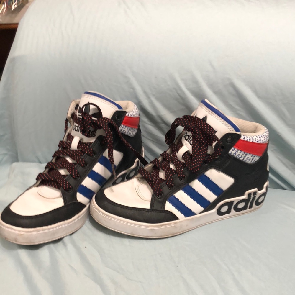 Slighly worn adidas tennie shoes